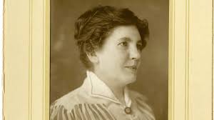 The Ingalls family are about to say goodbye to Walnut Grove. Charles and  Laura long for the west while Caroline is happy to live among friends,  church and civilization. When an opportunity