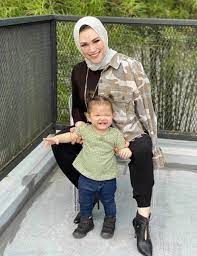 Hari pertama masuk sekolah, anak kembar zizie ezette, bung mokthar lari panjat pagar, ini yang. Adam Dah C0nfuse Nak Mar4h Mummy Tak Sampai Hati Haha Netizen Oh Kopak