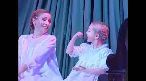 O artista canadiano ficou célebre como o patriarca von trapp em música no coração. Musica No Coracao Youtube