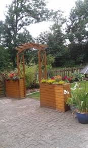 Rundbogen Mit Blumenkasten Als Durchgang Von Der Terrasse In Den Garten Garten Garten Ideen Garten Eden