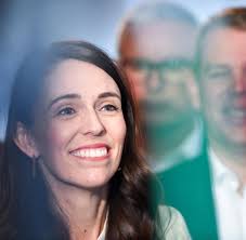 New zealand prime minister jacinda ardern turned heads at buckingham palace on thursday night by wearing a traditional maori korowai cloak to a state banquet of world leaders. Jacinda Arderns Kabinett Neuseelands Aussenministerin Tragt Gesichtstattoo Welt