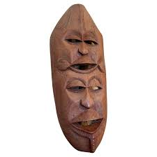 Máscara decorativa abstracta vintage hecha a mano de madera de doble cara  en venta en 1stDibs España