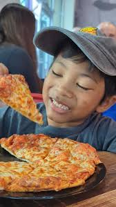 Prince received the 𝕽𝖔𝖞𝖆𝖑 𝕿𝖗𝖊𝖆𝖙𝖒𝖊𝖓𝖙 at 𝕽𝖔𝖚𝖓𝖉 𝕿𝖆𝖇𝖑𝖊  𝕻𝖎𝖟𝖟𝖆, in honor of their newest location in San Antonio! , Sometimes  we feel a little homesick.. so it's nice to have a piece of home right here  in ...