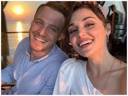 Güncel bilgiler dijital ekibi tarafından paylaşılmaktadır. Sen Cal Kapimi Stars Kerem Bursin And Hande Ercel Spill The Beans About Love Romance And Relationships Times Of India