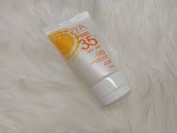 Sunscreen/sunblock dijual dalam berbagai nilai spf, mulai dari 15 sampai 100.kategori sunscreen/sunblock dengan spf tinggi adalah di atas angka 50.namun, transmisi dari sinar uv yang mengenai tabir surya dapat mengubah efektivitas produk tersebut.jadi sebenarnya, menggunakan nilai spf yang terlalu tinggi juga tidak terlalu berguna untuk kulit. 5 Rekomendasi Sunscreen Terbaik Dengan Harga Murah