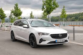 Yeni insignia ülkemizde 1.5 litre dizel ve 2.0 litre benzinli motor seçenekleri ile satışa sunuluyor. Opel Insignia Kilometerfresser