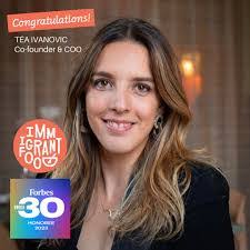 Vicki Holcomb's Instagram, Twitter & Facebook