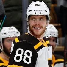 Čeští útočníci david pastrňák a ondřej kaše poletí v neděli s hokejisty bostonu do toronta, kde je čeká restart sezony nhl. David Pastrnak Radil Nastrilel Hattrick A Na Dalsi Dva Goly Prihral Hokejovynarodak David Pastrnak Radil Boston Bruins Hockey Bruins Hockey Boston Bruins