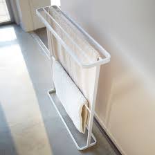 Porte Serviette Sur Pied En Acier Blanc Tower Decoclico Porte Serviette Serviette De Bain Serviettes