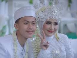 Dimulai dari yang paling ujung kiri gaya cubit gemes, terus dilanjutin sama sebelahnya dengan gaya kempit ketek, berakhir di orang paling kanan (biasanya sih orang tua pengantin ya) dengan gaya. Video Ditonton 6 3 Juta Pernikahan Dengan Gaya Tak Biasa Pengantin Pria Jadi Sorotan Indozone Id