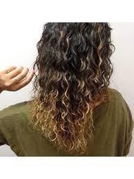 2020 02 28更新 ふんわりとしたゆるめのスパイラルパーマ 実はブリーチ毛部分にパーマをかけるのはあまりオススメではないのですが 弱めの薬剤でダメージをできるだけ抑えたので 毛先までクルンとかかりました 根元を緩くすることで 外国人風のラフな感じに ヘア