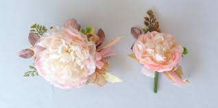 Bob from bunches direct demonstrates how easy it is to make your own corsages and boutonnieres for your wedding. How To Make A Prom Corsage Boutonniere Afloral Com