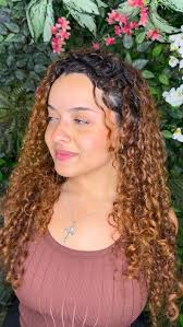 ✂️Ela já tinha passado pela transição capilar sozinha, cortando o cabelo em  casa… mas agora, pela primeira vez, viveu essa experiência no salão, e com  um significado muito especial. 💫 Antes de