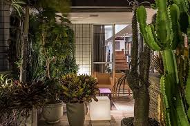 Haz de tu hogar tu lugar favorito para estar. 50s Decor Meets Modern Flair Inside Rejuvenated Brazilian Penthouse