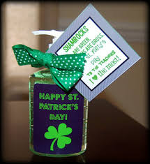 Patty's day is coming up, which means fabulous parties, awesome crafts and, hopefully, some irish luck. Last Minute St Patrick S Day Gift Idea Guest Post From Detail Oriented Diva The Crafting Chicks