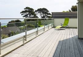 Dachterrasse Mit Holzboden Und Glasgelander Architektur Detail Designhaus Griffen Von Baufritz Hausbaudirekt De Dachterrasse Gelander Baufritz Dachterrasse