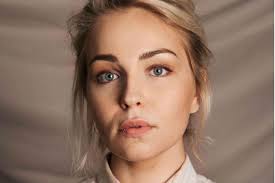 Evan rachel wood est née le 7 septembre 1987 à raleigh, en caroline du nord.son père, ira david wood iii, est acteur, chanteur, directeur de théâtre et dramaturge issu d'une famille chrétienne, et sa mère sara lynn moore est actrice, et convertie au judaïsme. Julie Van Den Steen Slachtoffer Van Vandalisme Metro Krant
