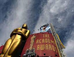 Academia americană de film, care decernează celebrele oscaruri, a indicat joi că renunţă în cele din urmă la recompensarea lungmetrajelor populare, la mai puţin de o lună după ce anunţase această nouă categorie la oscaruri, percepută de unii drept o tentativă disperată de a îmbunătăţi audienţa. Academia AmericanÄ De Film I A Retras Statutul De Membru Lui Harvey Weinstein ViaÅ£a LiberÄ GalaÅ£i