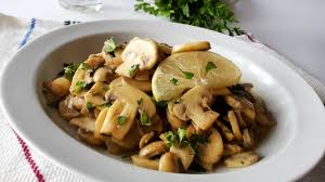 Cartofii cu ciuperci si usturoi la tigaie pot fi mancati ca atare, insotiti de o salata sau muraturi, dar pot fi si o garnitura excelenta langa. Ciuperci Cu Usturoi Èi PÄtrunjel Foodieopedia