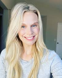 Jen Cross's Instagram, Twitter & Facebook