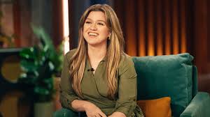 Kelly Clarkson rejects former manager's plastic surgery advice with fiery  comeback during Vegas residency