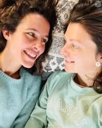 Clémence Castel (Koh-Lanta) maman : sa chérie Marie a donné naissance à  leur bébé avec "un mois d'avance" : Le diaporama - Purepeople