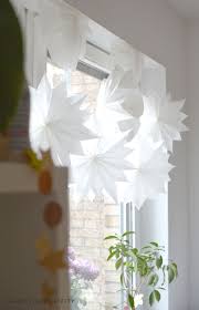 Für diese weihnachtssterne benötigt man lediglich. Diy Sterne Aus Butterbrotpapier Und Tapete Happy Serendipity