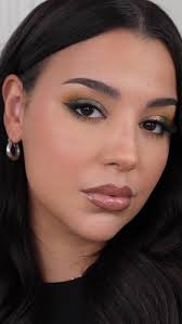 It’s been a minute since I played with color but I’m happy to report the  blending queen is back! You guys know, fall is my fav season so I wanted to  kick things off with this gorgeous green smokey eye ...