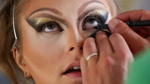 En images, la transformation du visage de notre journaliste, sous les  pinceaux de Corentin Legay