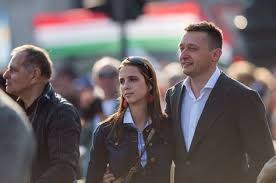 Önkormányzati képviselő lőtt meg egy nőt. Csaladi Fotok Nahat A Politikus Is Ember