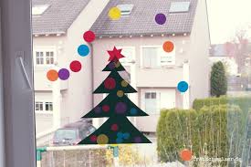 Entdecken sie einige der ã¼berlieferten traditionen. Fensterbild Tannenbaum Basteln Mit Kleinen Kindern