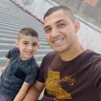 50+ perfis com “Larry Santos”