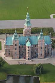 æˈmɛˀljn̩ˌpɒˀ) is the home of the danish royal family, and is located in copenhagen, denmark.it consists of four identical classical palace façades with rococo interiors around an octagonal courtyard (danish: Rosenborg Slot