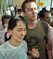 Aung San Suu Kyi S Tears As She Meets Son For The First Time In Ten Years Daily Mail Online