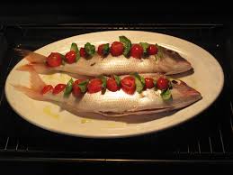 Noto anche con il nome di fragolino, il pagello è un pesce di mare tenero e saporito perfetto per essere cucinato al forno, alla griglia, al cartoccio o in padella e accompagnato da verdure. Pagello Fragolino Con Pesto Di Pomodorini Mandorle E Capperi