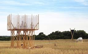 大麦畑で自分を 整える マヨルカ島の高床ルーム grooming retreat マヨルカ島 木材フレーム 現代アート