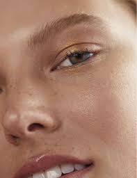 Twist the body of our waterproof eyeliner pencil until you have enough color at the tip to work with. Gold Eye Makeup Looks Ipsy