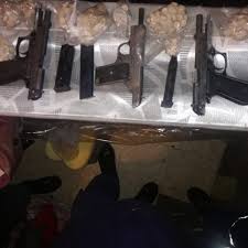 Wie zerlege ich die pistole vektor model: Women Caught With Four Guns Ammo And 1kg Of Crystal Meth In Cape Town