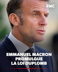 📢 𝗖̧𝗔 𝗦𝗘 𝗣𝗔𝗦𝗦𝗘 𝗣𝗥𝗘̀𝗦 𝗗𝗘 𝗖𝗛𝗘𝗭 𝗩𝗢𝗨𝗦 📢 😤  𝗠𝗮𝗰𝗿𝗼𝗻 𝗽𝗿𝗼𝗺𝘂𝗹𝗴𝘂𝗲 𝗹𝗮 𝗹𝗼𝗶 𝗗𝘂𝗽𝗹𝗼𝗺𝗯 📆 Le 12 août  2025 😵 Malgré plus de deux millions de signatures citoyennes et une censure