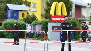 Bei durchsuchungen im zimmer des schülers habe man unterlagen zum thema amok gefunden. Ein Jahr Nach Amok In Munchen David S Totete Neun Menschen Grunde Rache Fur Mobbing In Der Schule Und Auslanderhass