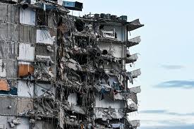 Un edificio se derrumbó parcialmente en torno a las 2:00 a.m. Myuad2lxvtxoom