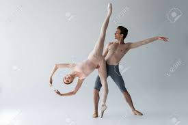 灰色で隔離された広げられた手で柔軟なバレリーナをサポートする上半身裸のバレエダンサー の写真素材・画像素材. Image 179186827.