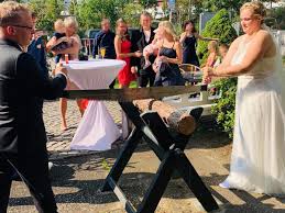 Finde dein traumkleid im hochzeitshaus. Https Www Xn Hpfburg N2a De Wettsaegen 1 Baumstamm Html