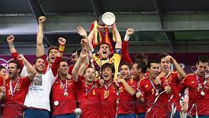 Los seleccionados de italia y españa se enfrentarán mañana en la primera semifinal de la eurocopa en busca de un lugar en el encuentro decisivo el resto del equipo será el mismo que venció a suiza. Eurocopa 2012 Espana Tricampeona Tras Una Final Perfecta Ante Italia 4 0