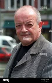PA NEWS PHOTO 10/6/98 ACTOR TIM HEALEY AT A PHOTOCALL FOR THE NEW BBC  TELEVISION COMEDY SERIES "HEARTBURN HOTEL" WRITTEN BY STEVE GLOVER AND JOHN  SULLIVAN ABOUT THE STRUGGLING "OLYMPIC HOTEL" IN