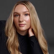 Kelly Eversole's Instagram, Twitter & Facebook