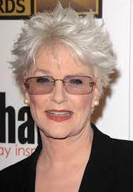 Classy Celebrity Hairstyles For Women With Gray Hair Sharon Gless Haarschnitt Kurz Frisuren Haarschnitt