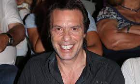 He was born 5 august 1965 in athens. Stratos Tzwrtzogloy Ayta Ta Pragmata 8ymizoyn Nazistikh Germania Den Antexw Allo Me Ayth Th Brwmia Video