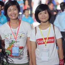 Nam nghệ sĩ được vợ túc trực bên cạnh và chăm sóc. Cong Ly Va 3 Cuá»™c Hon Nhan Ä'á»• Vá»¡ Ngoi Sao