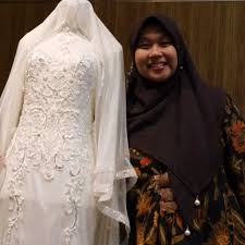 35 model baju batik untuk pesta pernikahan terbaru 2018 couple via modelbajumuslimbatik.com. Laksmi Hadirkan Desain Busana Pengantin Muslimah Simpel Elegan Dekcrayon Tata Blogger Surabaya